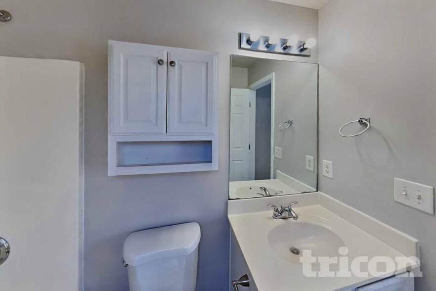 Building Photo - 700 Holland Ridge Dr