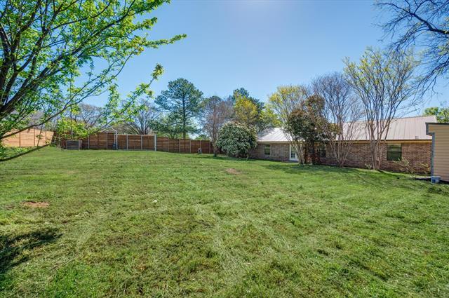 Building Photo - 304 Oak Dr