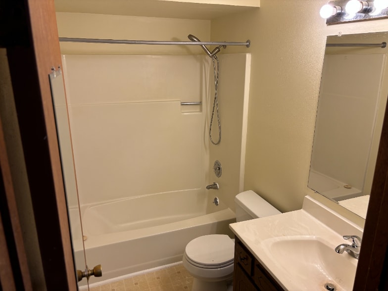 Building Photo - 817 Henry St