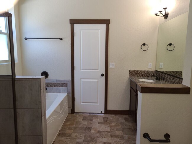 Building Photo - Beautiful Custom 3 bedroom 2 bath Home for...
