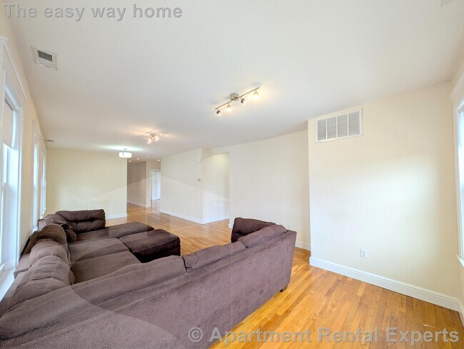 Building Photo - 7-9 Bonner Ave Unit #2