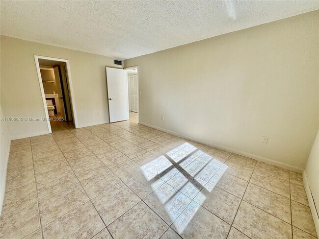 Building Photo - 9360 Fontainebleau Blvd