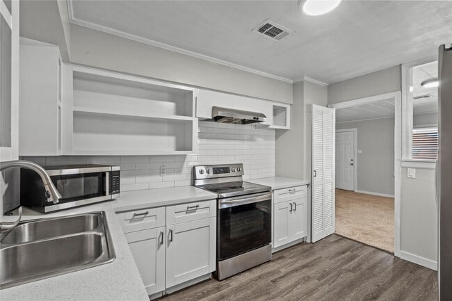 Building Photo - 1916 N Logan St