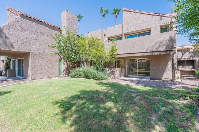 Building Photo - Live in luxury in this Scottsdale condo!