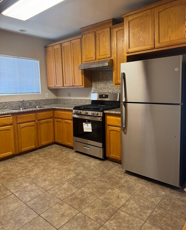 Building Photo - 2101 Hillcrest Dr