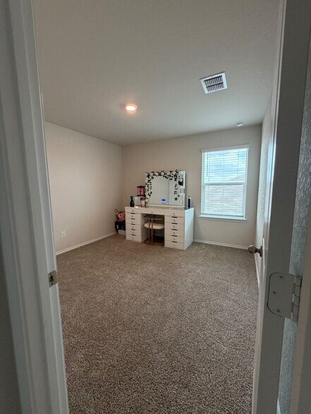 Building Photo - 5712 Hartley Home