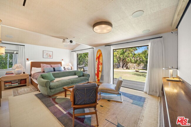 Building Photo - 7038 Dume Dr
