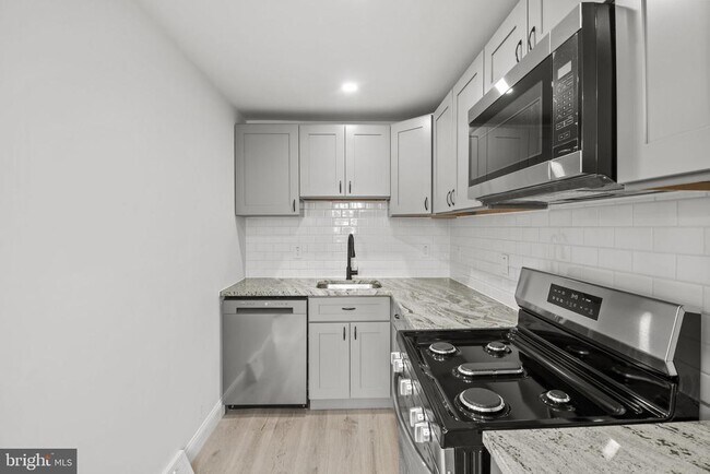 Building Photo - 2119 Delmar Dr