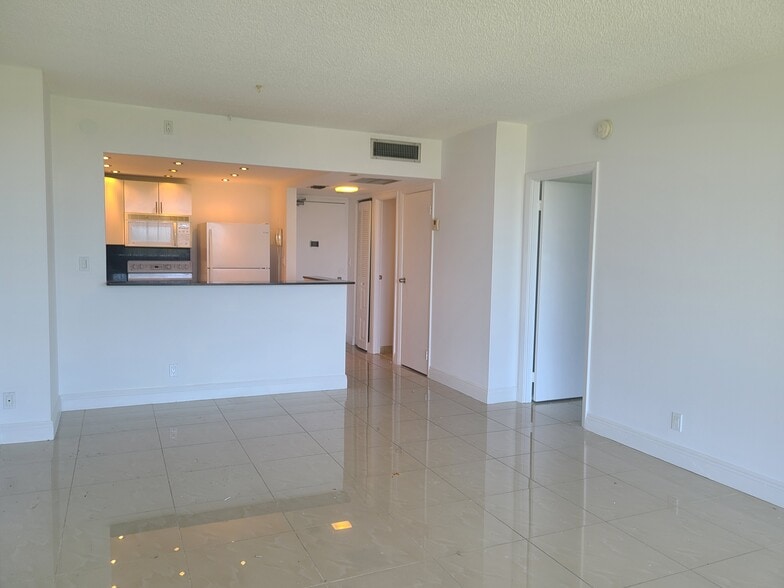 Building Photo - 20335 W Country Club Dr