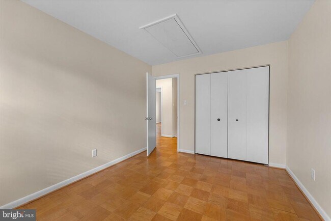 Building Photo - 5052 Cliffhaven Dr