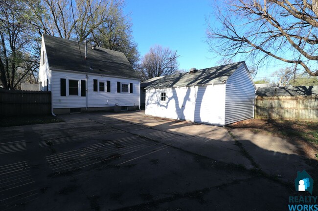 Building Photo - Adorable 3 Bed House!