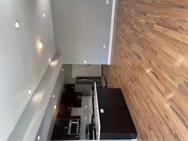 Building Photo - 1411 E 67th Pl