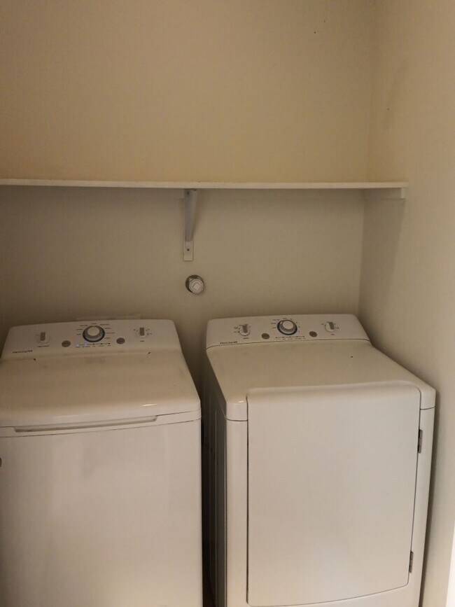 Building Photo - Stunning Home! Showings available Today!