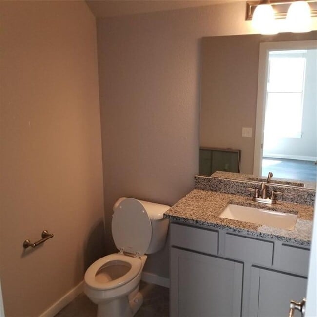 Building Photo - Nice 3 bedroom 3.5 bath near campus in Fayetteville