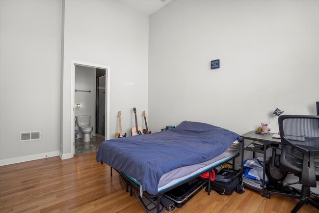 Building Photo - 3734 N Wilton Ave