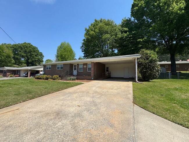 Building Photo - Nice 3/2 House in Lindale- $1,495