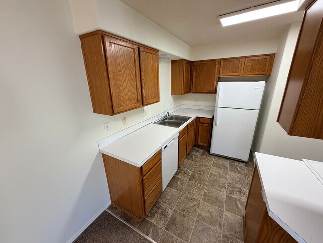 Building Photo - Two Bedroom Duplex in South Salem