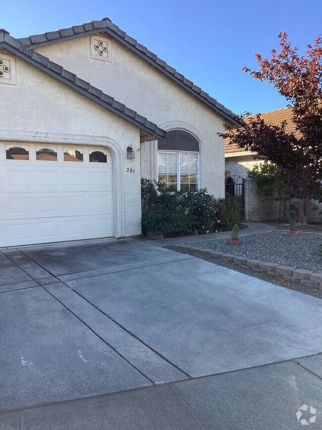 Building Photo - clean and quiet 3 bedroom 2 bathroom house...