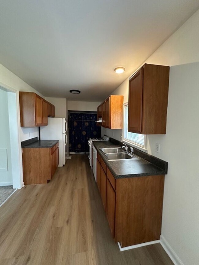 Building Photo - Beautiful Apartment with a large yard