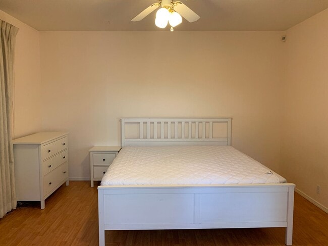 Building Photo - Perfect Location! Steps to schools, Upper Park and Wildwood Park. 3 Bedroom 2 Bath PARTIALLY FURN...