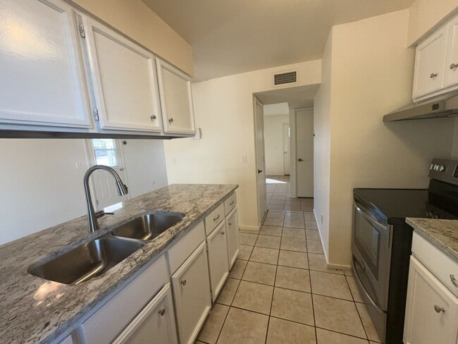 Building Photo - Beautiful 3 bedroom home - available now!