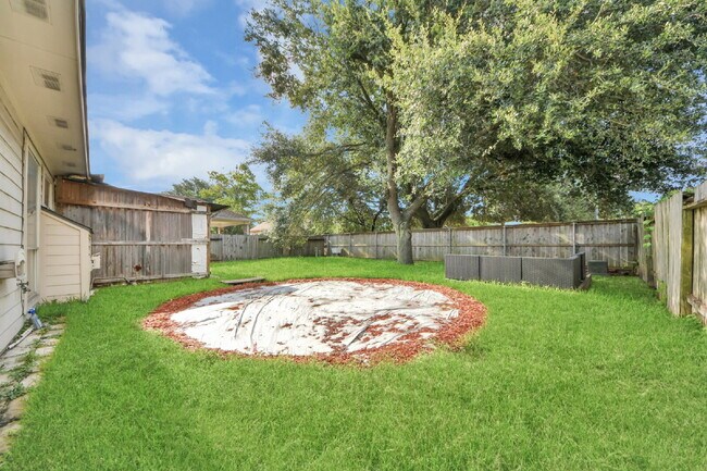 Building Photo - Spacious 4-Bedroom Home with Private Office & Room for Everyone!