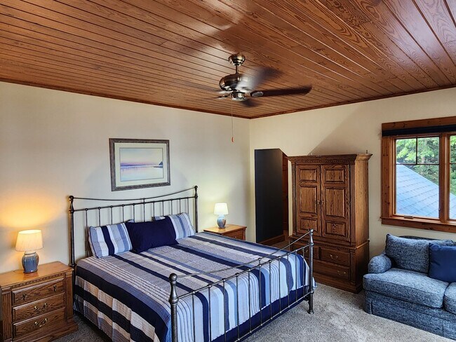 Building Photo - Fully Furnished Lakefront Home