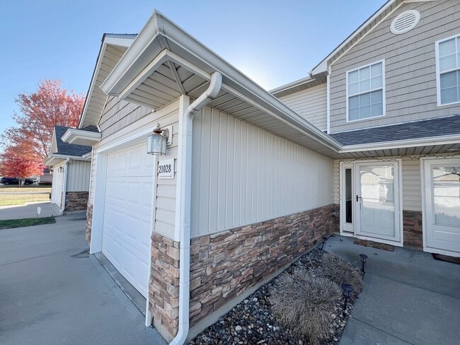 Building Photo - SEE IT NOW: Spacious 2-Bedroom Townhome with Modern Finishes and Garage!