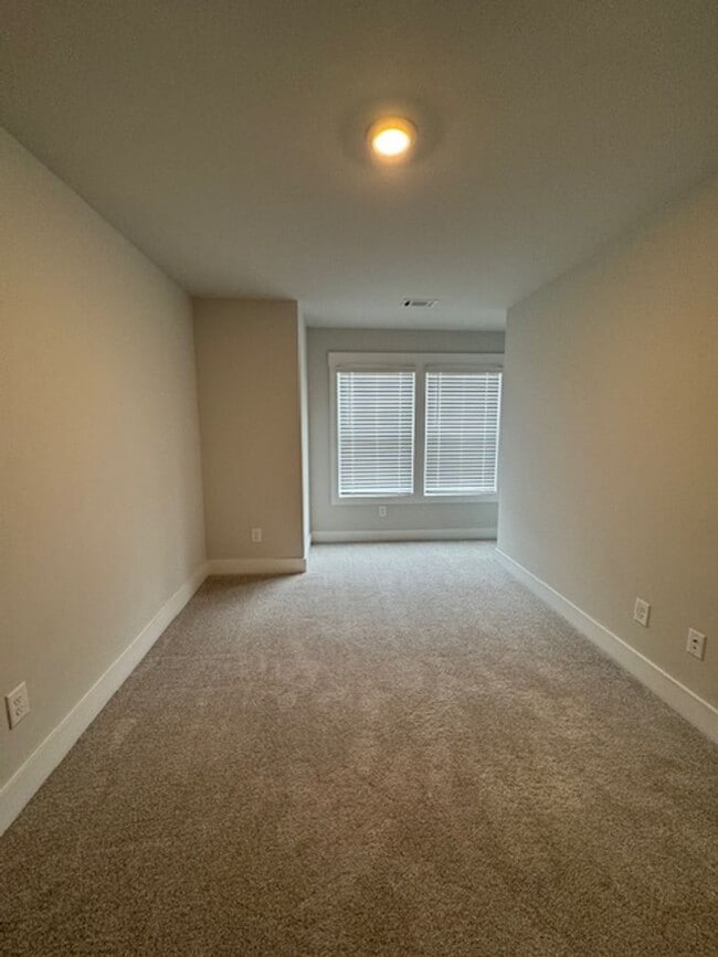Building Photo - Gorgeous 3 Bedrooms-2.5 Baths - Prime Loca...
