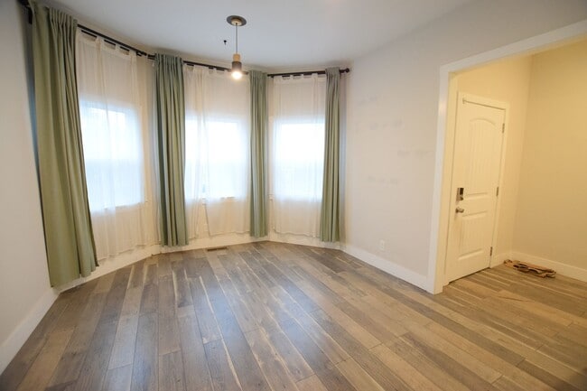 Building Photo - Stylish Oakland Retreat – 3BR, 2BA + Huge ...