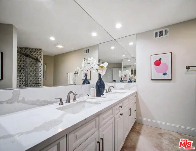 Building Photo - 4732 Del Moreno Dr