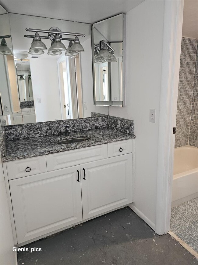 Building Photo - 20500 W Country Club Dr