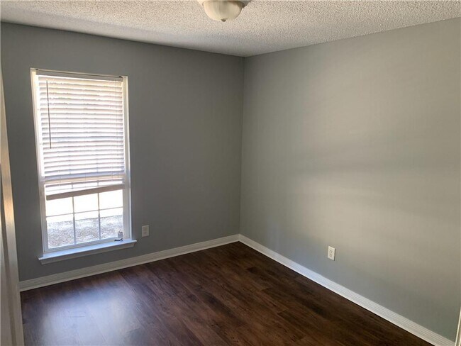 Building Photo - 9215 Webster Ln