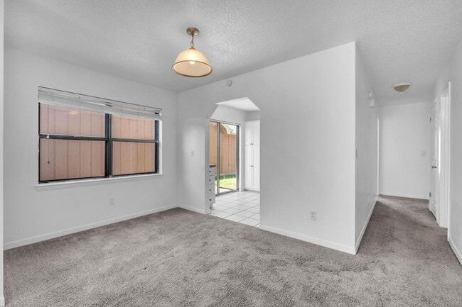 Building Photo - Charming 2 Bedroom Florida Cottage in Convenient Location!!