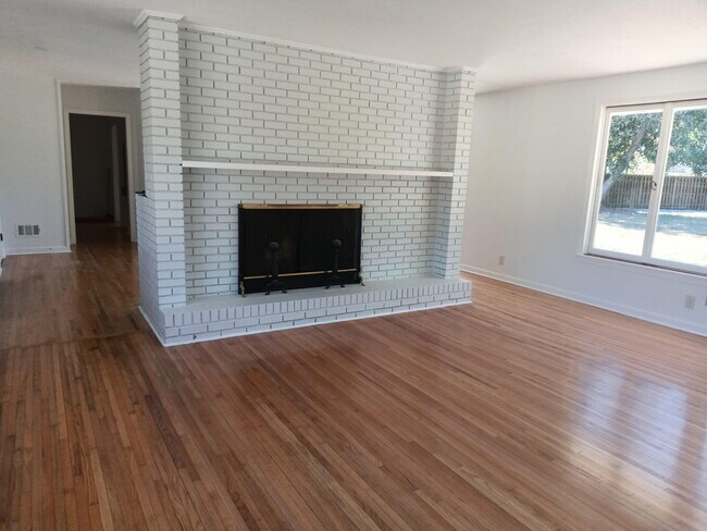 Building Photo - 925 Magnolia St SE