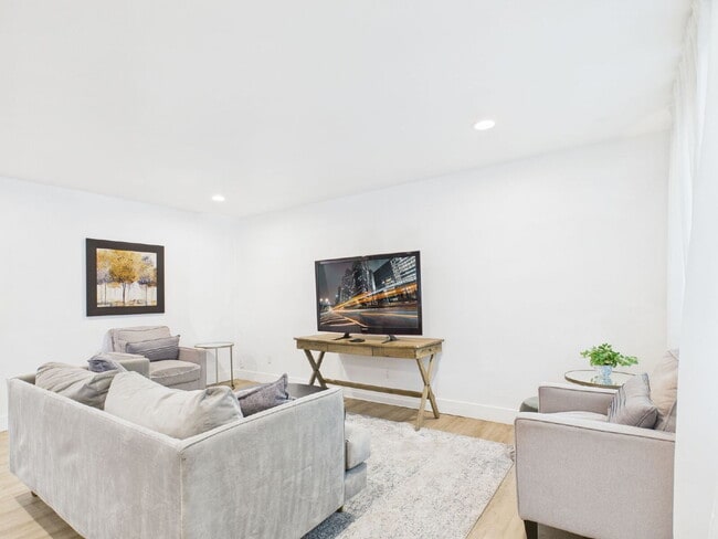 Building Photo - Fully furnished with a pool - MOVE IN SPECIAL $500 OFF