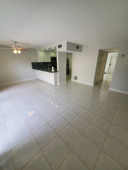 Building Photo - 3652 SW 60th Ter