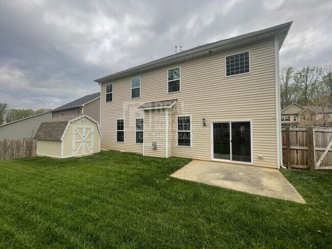 Building Photo - Breathtaking 4bd/3ba Deluxe home next to L...