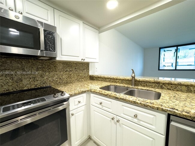 Building Photo - 540 Brickell Key Dr