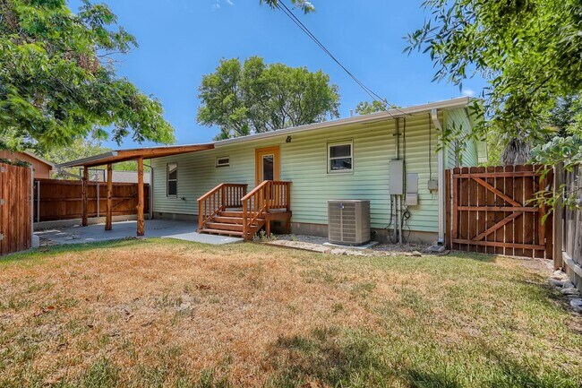 Building Photo - Updated Highland home with mid-century charm