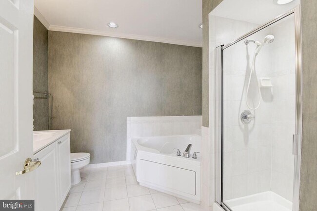 Building Photo - 1860 Stratford Park Pl