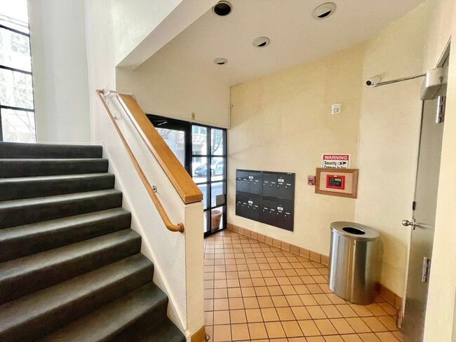 Building Photo - Contemporary, Light Filled Condo w/Garage ...