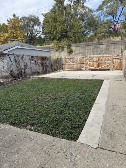 Building Photo - 3840 W Fillmore St