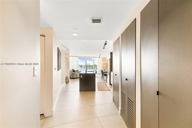 Building Photo - 9821 E Bay Harbor Dr