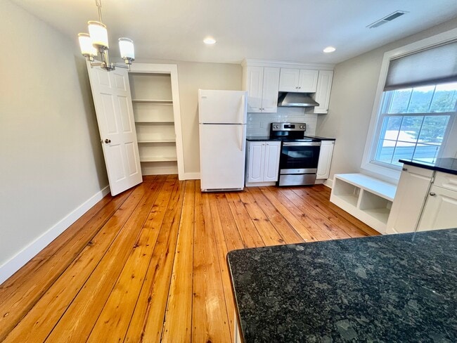 Building Photo - 435 Foxon Rd