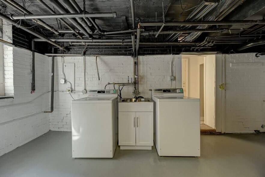 Building Photo - 1930 N Prospect Ave