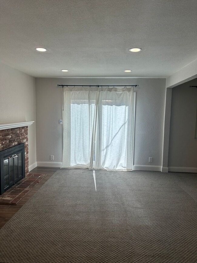 Building Photo - Updated Home