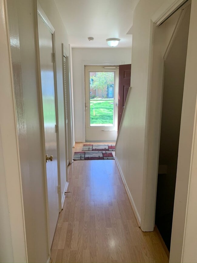 Building Photo - End Townhome In Oak Manor Community