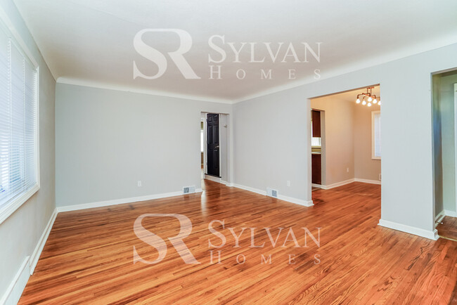 Building Photo - Comfortable living in this 2 BR, 1.5 BA home