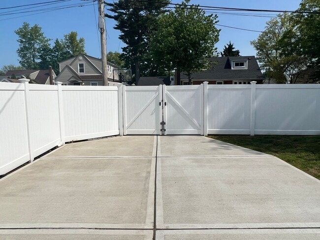 Building Photo - Terrific 4 Bed/1 Bath Home in Elmont!